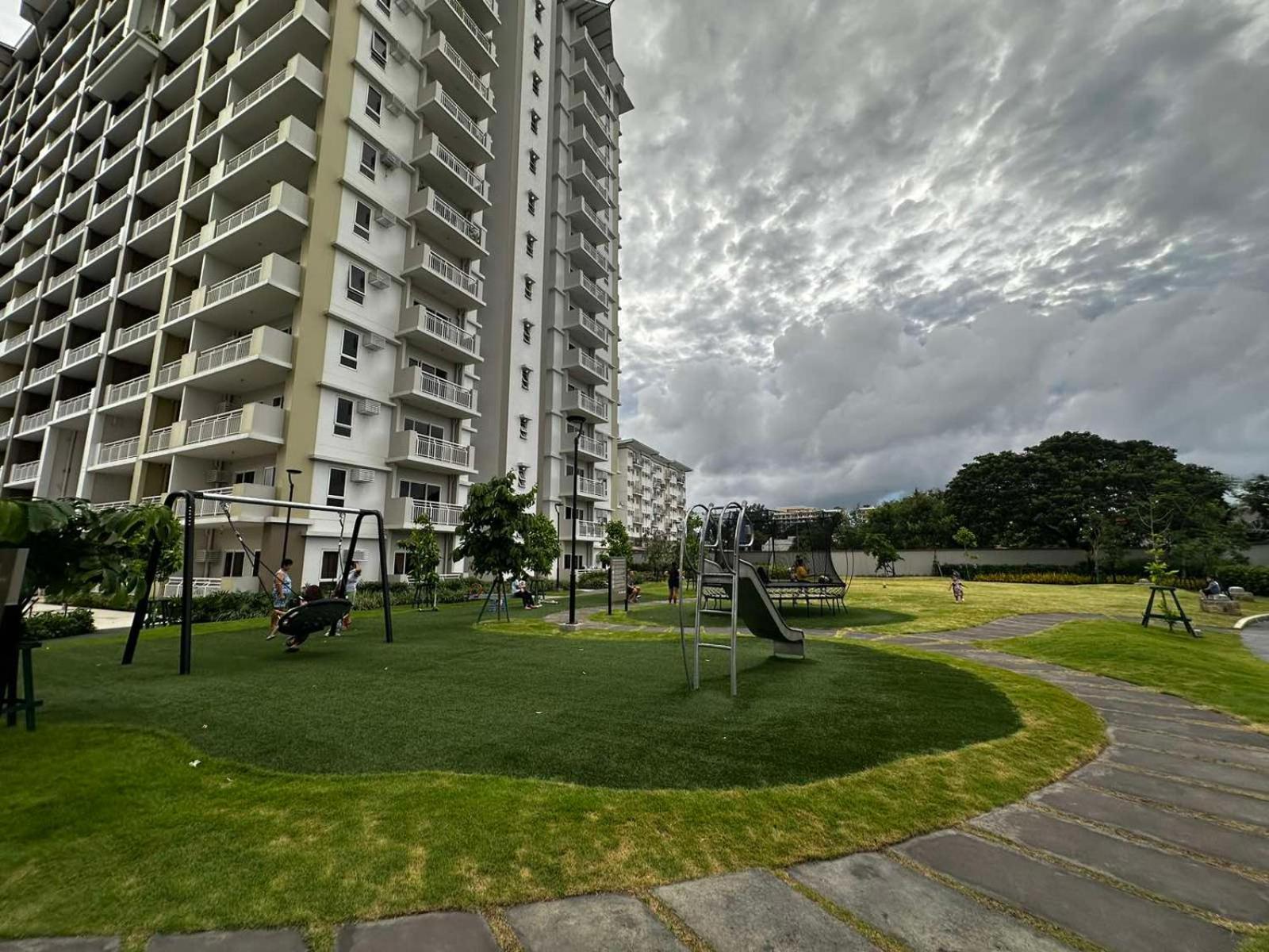 2 Bedroom Condo Unit Near Sm Bf & Naia At The Atherton By Dmci With 2 Balcony Paranaque City 외부 사진