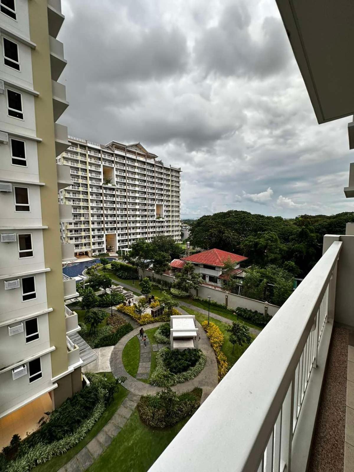 2 Bedroom Condo Unit Near Sm Bf & Naia At The Atherton By Dmci With 2 Balcony Paranaque City 외부 사진