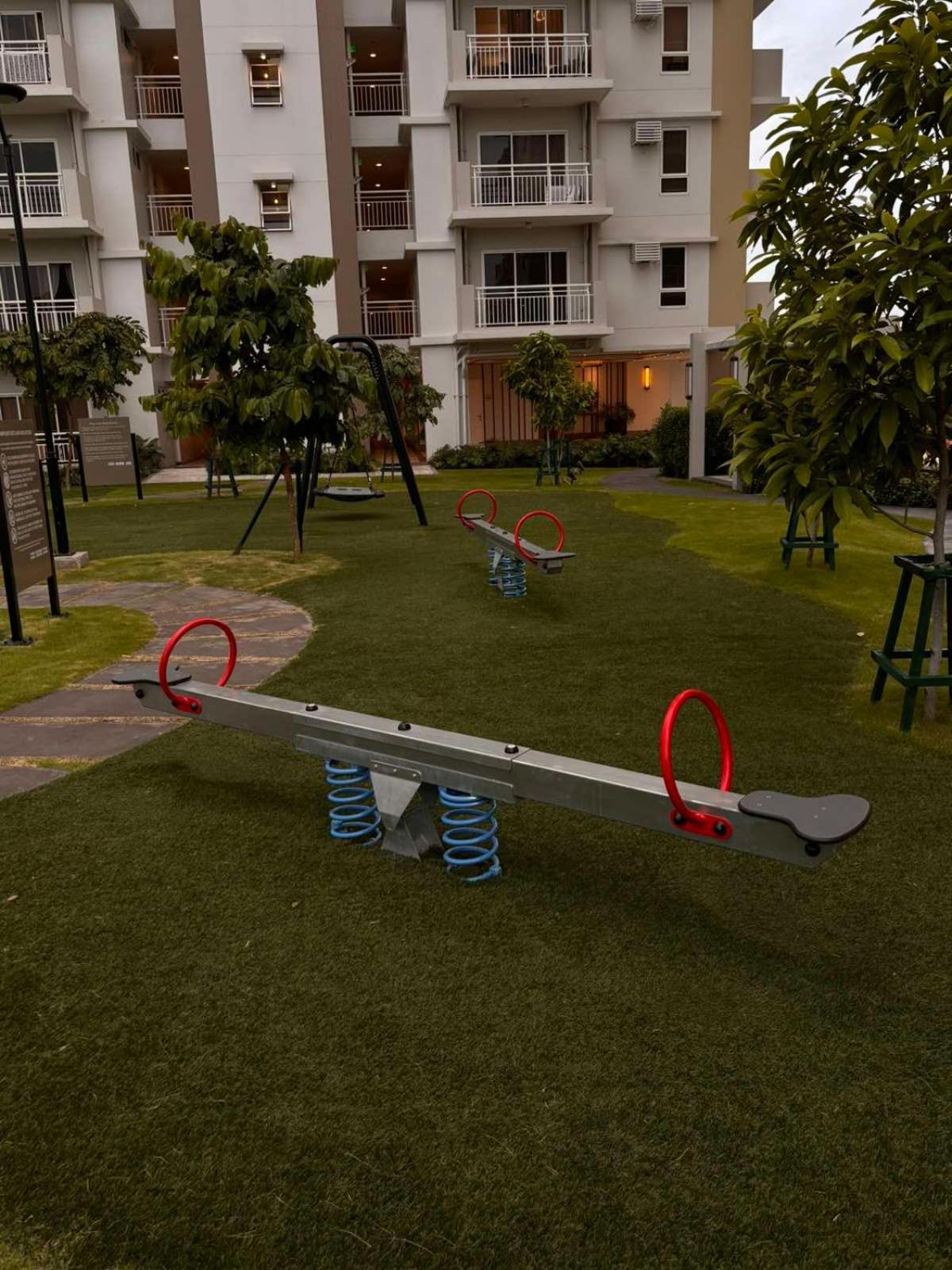 2 Bedroom Condo Unit Near Sm Bf & Naia At The Atherton By Dmci With 2 Balcony Paranaque City 외부 사진