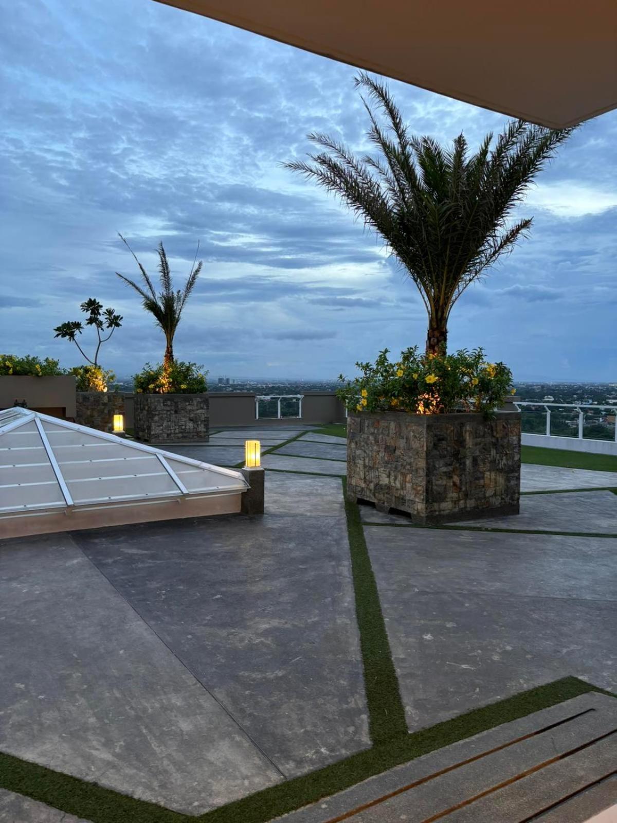 2 Bedroom Condo Unit Near Sm Bf & Naia At The Atherton By Dmci With 2 Balcony Paranaque City 외부 사진
