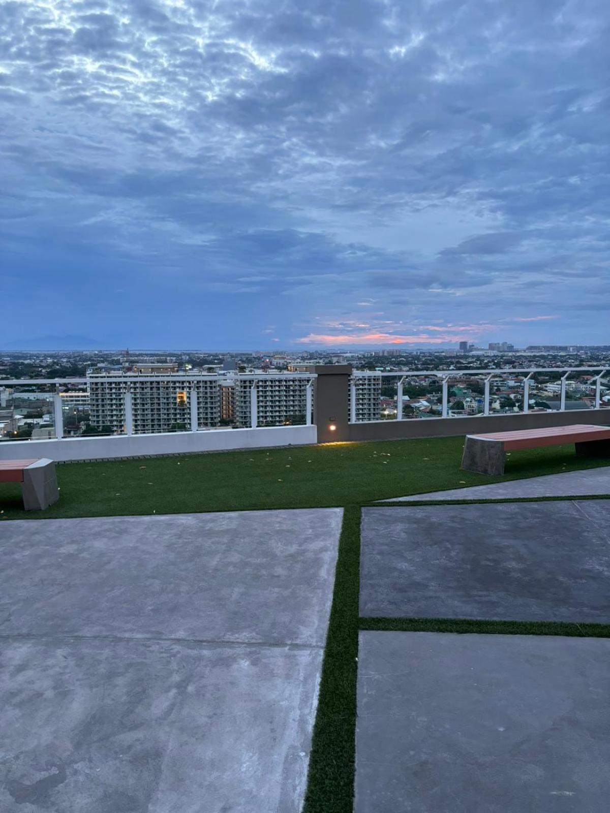 2 Bedroom Condo Unit Near Sm Bf & Naia At The Atherton By Dmci With 2 Balcony Paranaque City 외부 사진