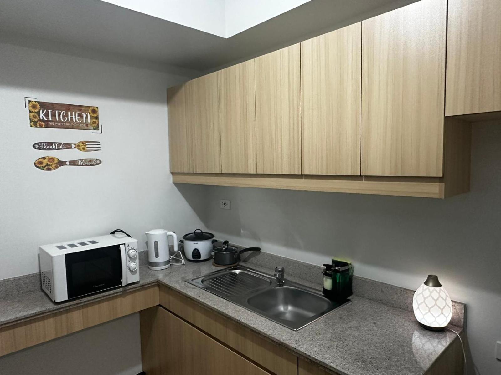 2 Bedroom Condo Unit Near Sm Bf & Naia At The Atherton By Dmci With 2 Balcony Paranaque City 외부 사진